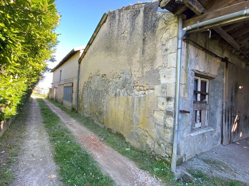 Maison à SAINT-CHRISTOLY-DE-BLAYE
