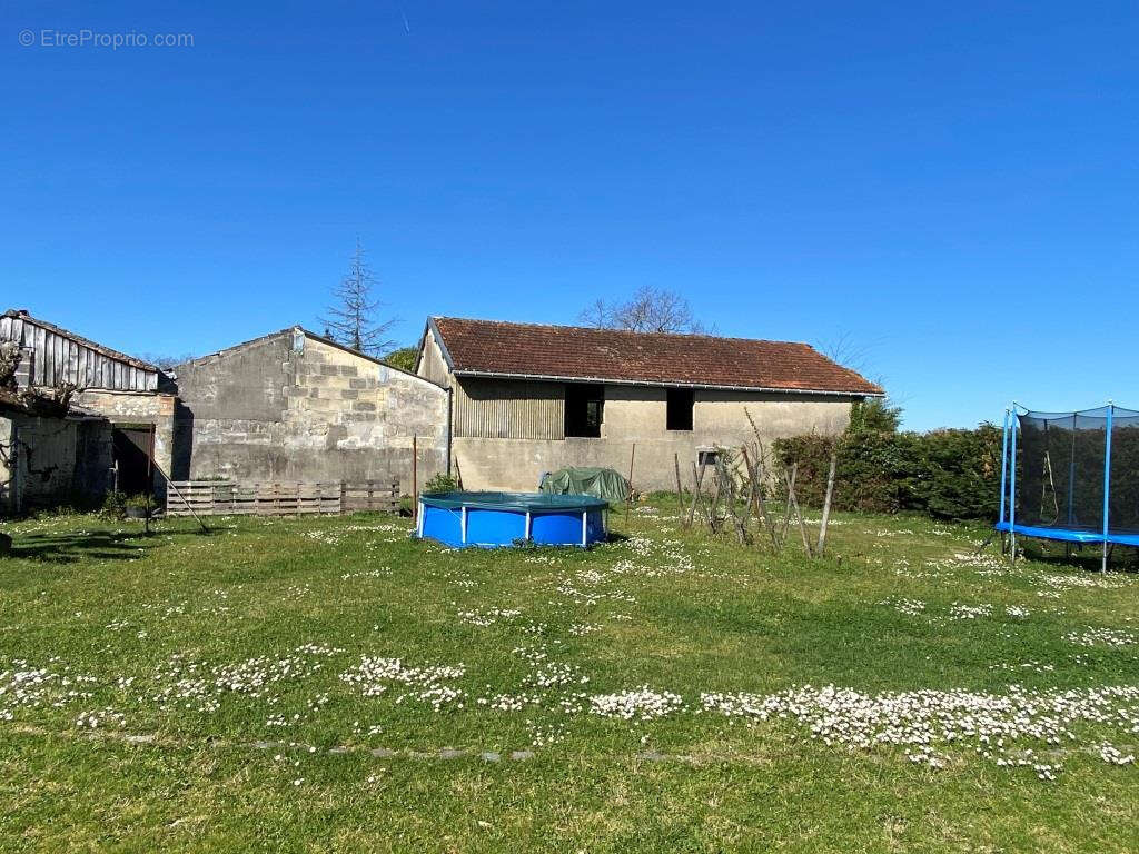 Maison à SAINT-CHRISTOLY-DE-BLAYE