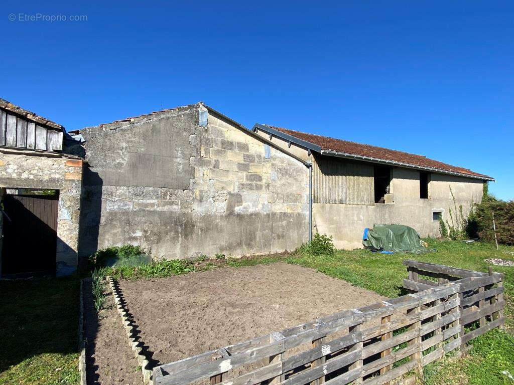 Maison à SAINT-CHRISTOLY-DE-BLAYE