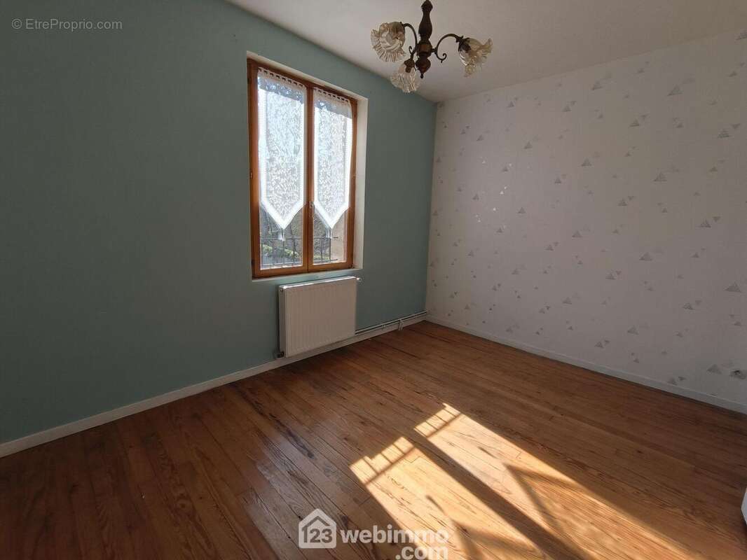 A l&#039;étage une première chambre de 12 m² , toutes les fenêtres don en double vitrage - Maison à PRESLES-ET-BOVES