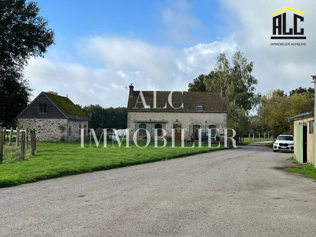 Maison à VILLAINES-LA-CARELLE