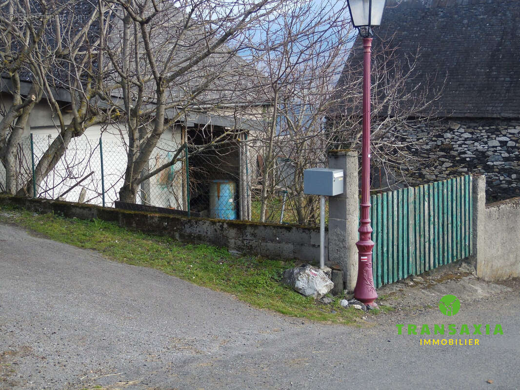 Garage et abris bois sur jardin de 175 m2  - Maison à BUZAN