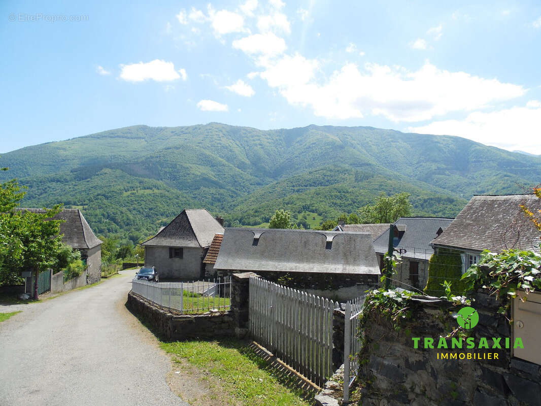 Vue ur le massif du Moussaou - Maison à BUZAN