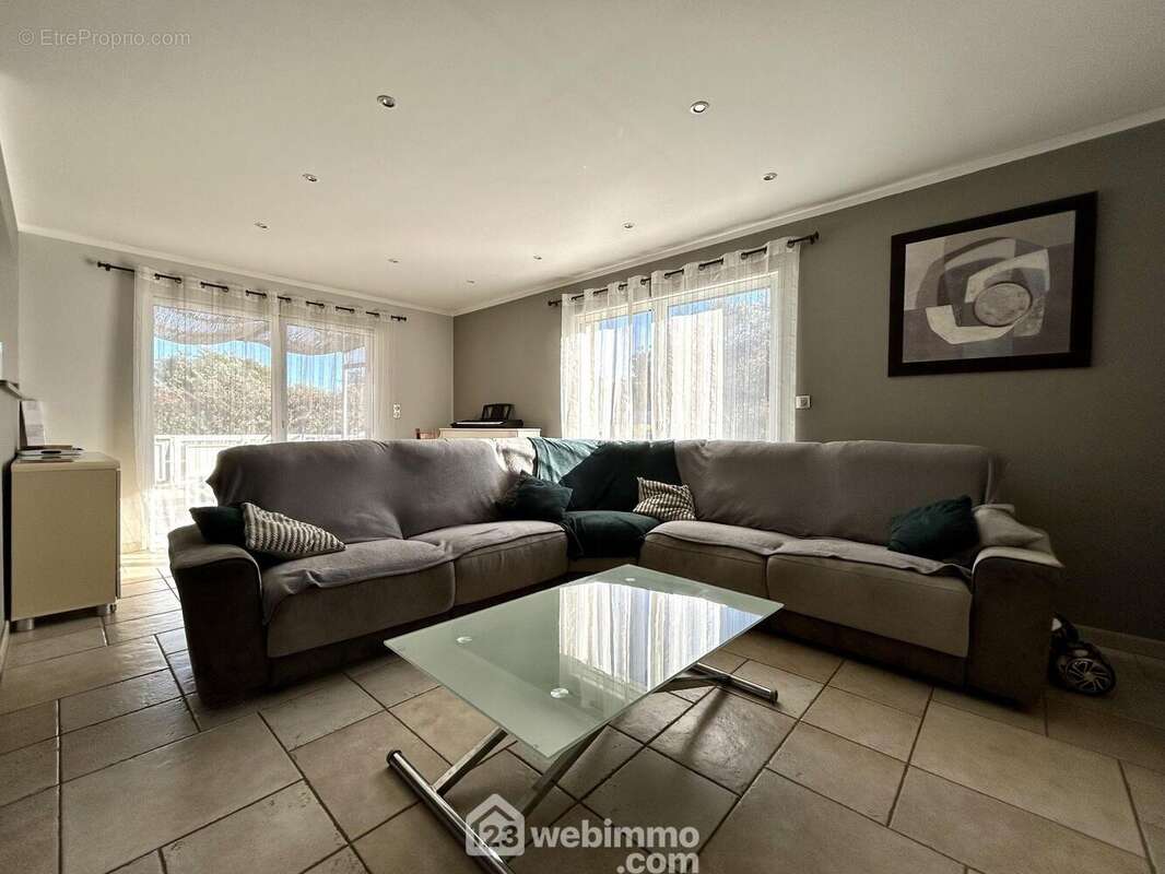 Baies vitrées à galandage - Maison à TALASANI