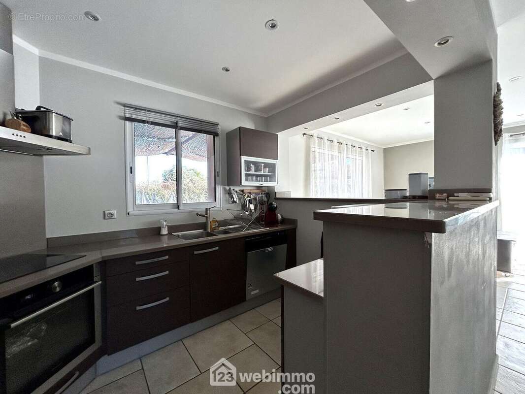 Cuisine US équipée - Maison à TALASANI