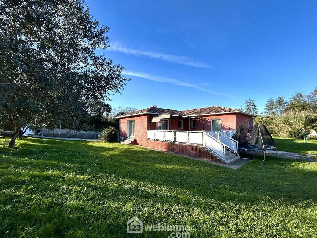 Maison de plain pieds de 173 m2 habitable - Maison à TALASANI