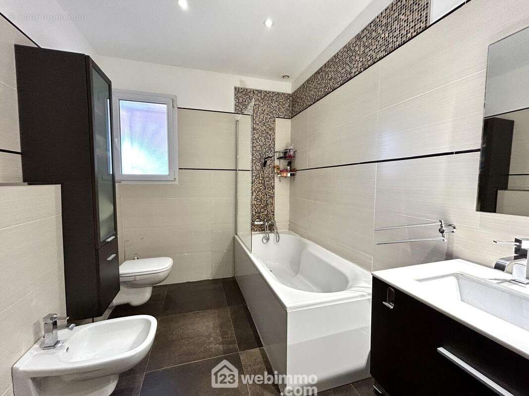 Salle de bains de 6 m2 - Maison à TALASANI