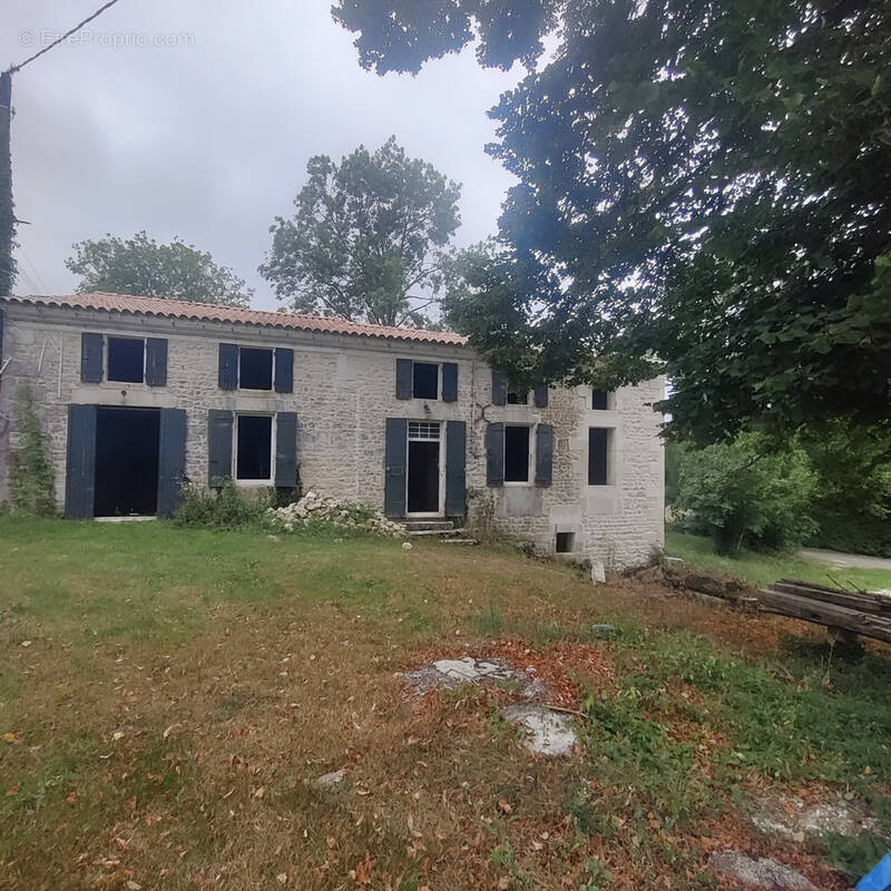 Maison à LES ESSARDS