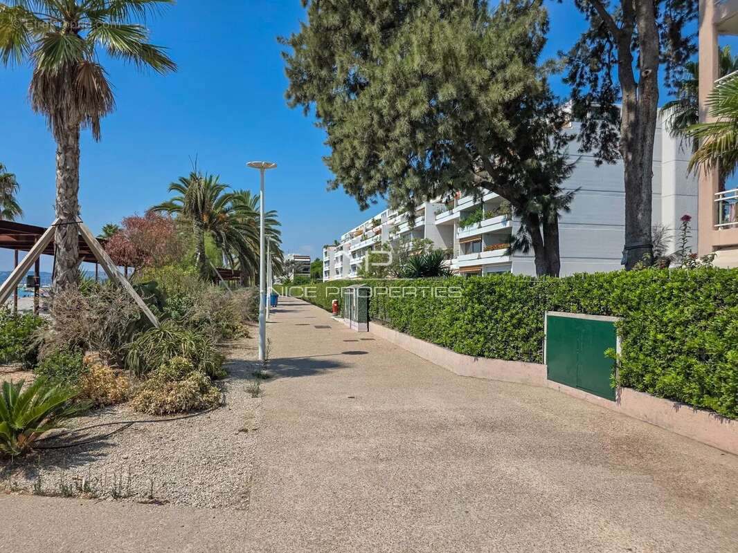 Appartement à SAINT-LAURENT-DU-VAR