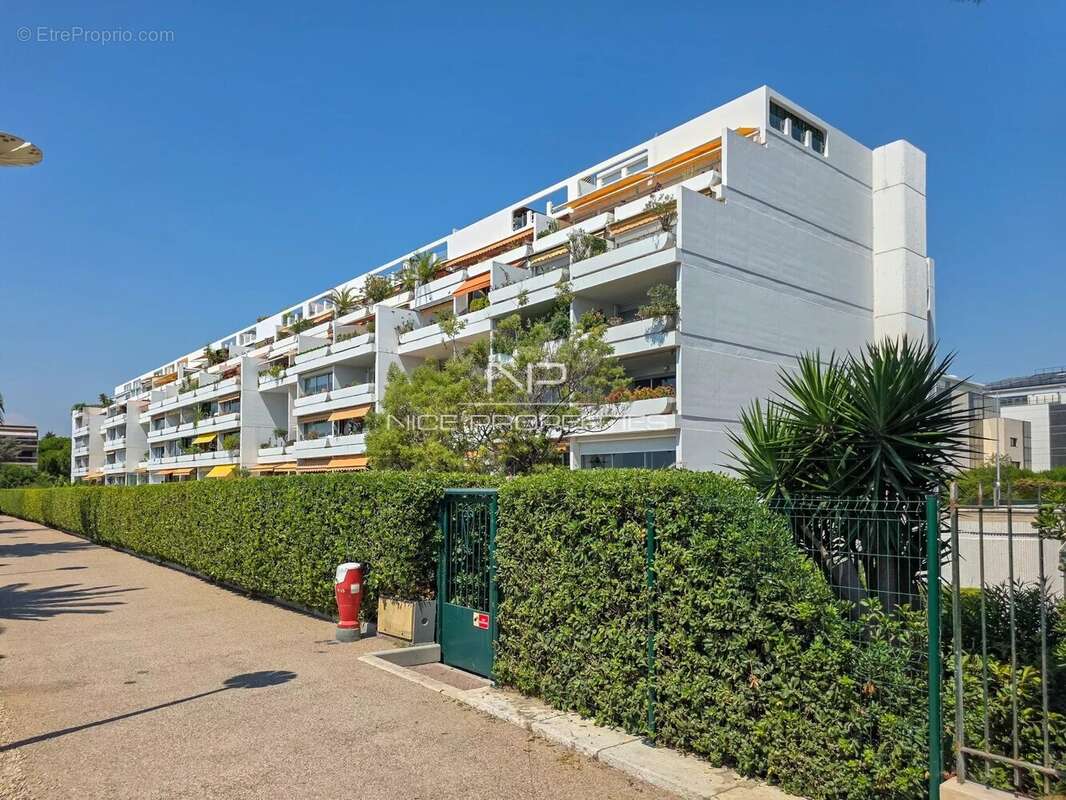 Appartement à SAINT-LAURENT-DU-VAR
