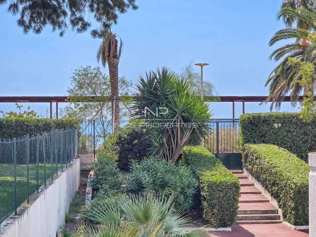 Appartement à SAINT-LAURENT-DU-VAR