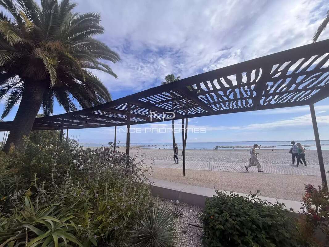 Appartement à SAINT-LAURENT-DU-VAR