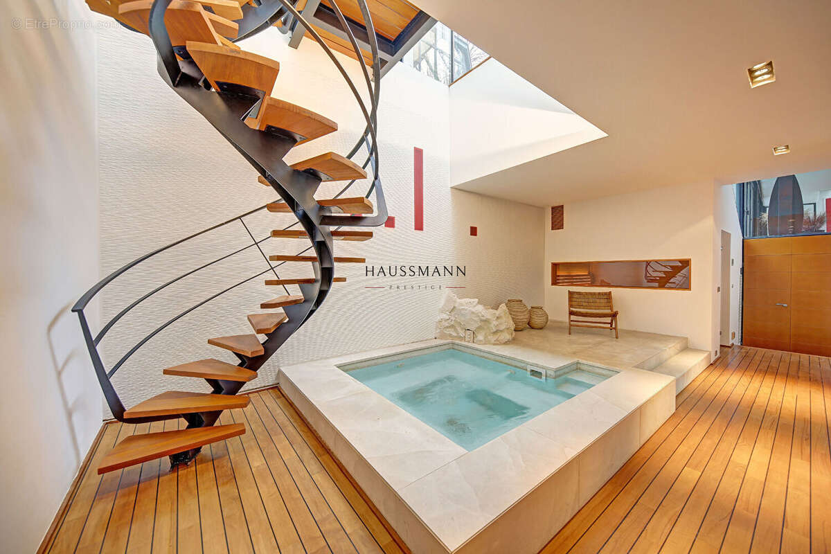 Appartement à PARIS-16E