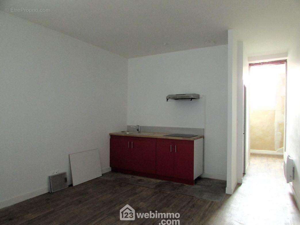 ... avec coin cuisine, - Appartement à CHATELLERAULT