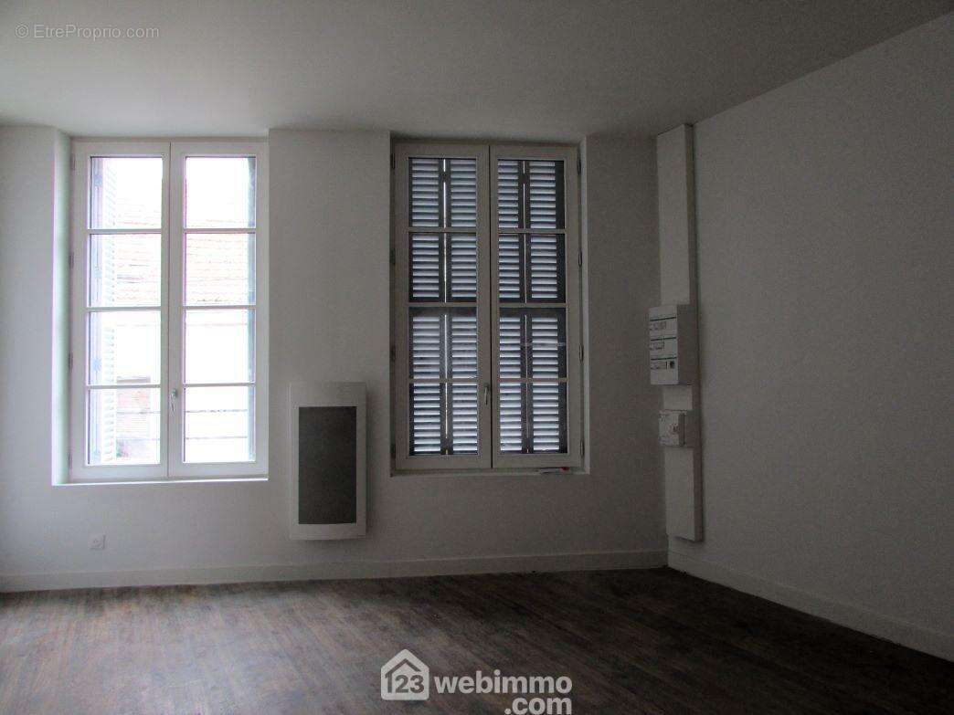Au 1er étage, le séjour lumineux de 24 m2... - Appartement à CHATELLERAULT