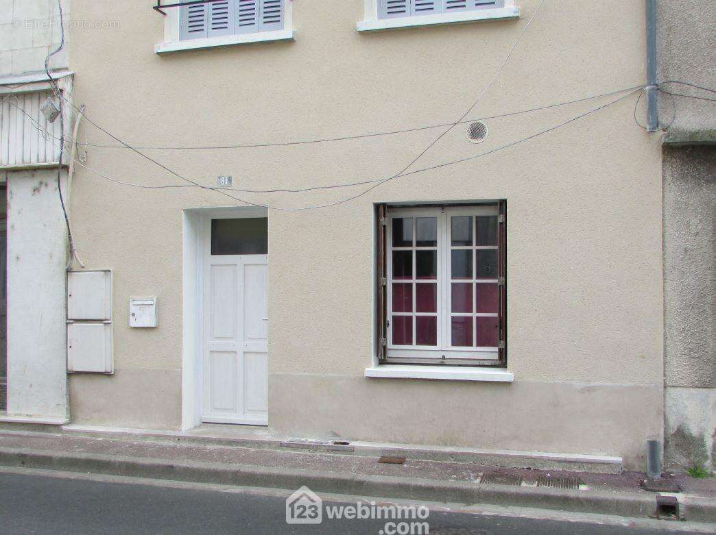 Au rez-de-chaussée, un T1 de 28 m2 environ, loué, avec cave. - Appartement à CHATELLERAULT