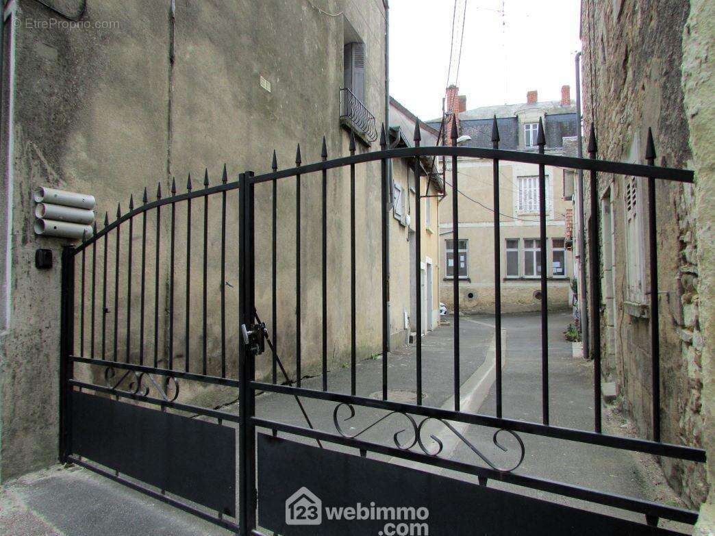 Dans la ruelle avec place de stationnement privative, - Appartement à CHATELLERAULT