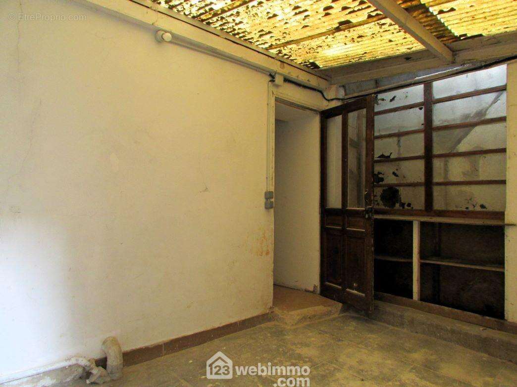 La véranda de 12 m2 donne accès au 2ème appartement : - Appartement à CHATELLERAULT