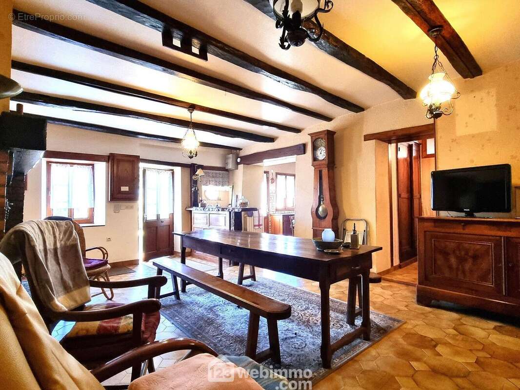 Et l&#039;espace repas (salle à manger). - Maison à PAMPROUX