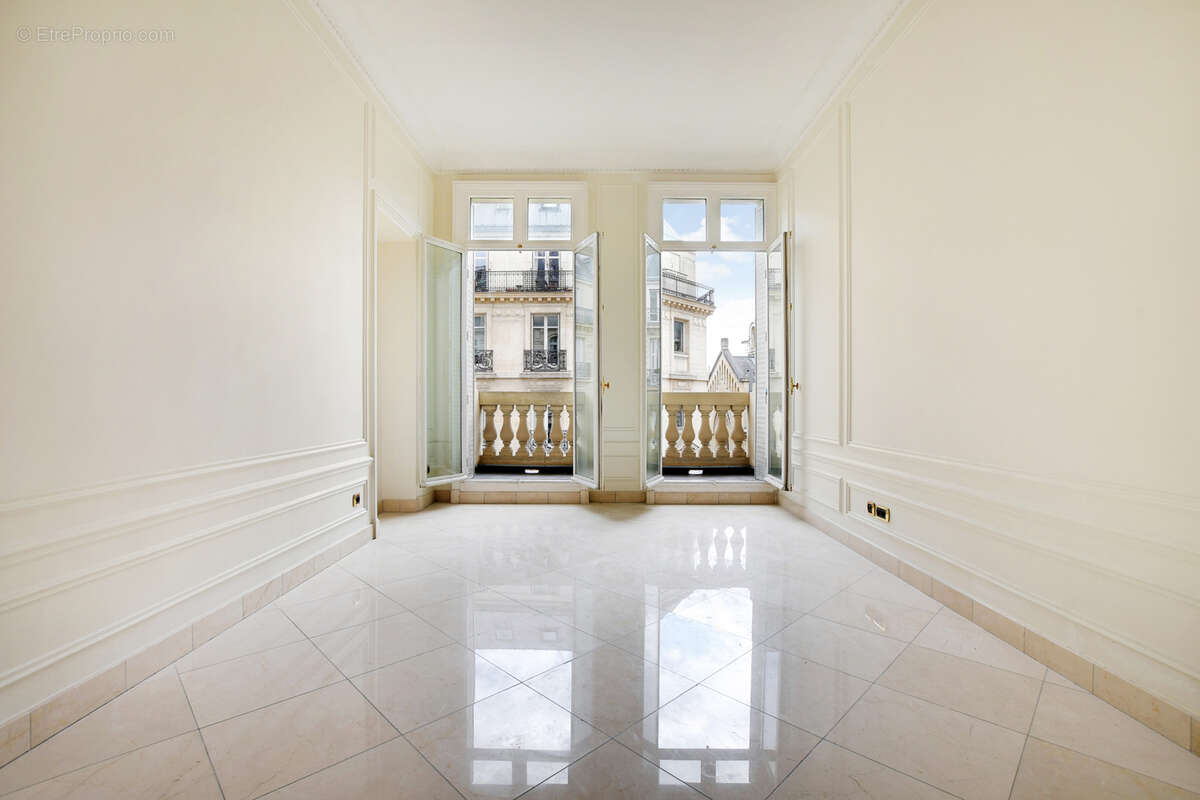 Appartement à PARIS-16E