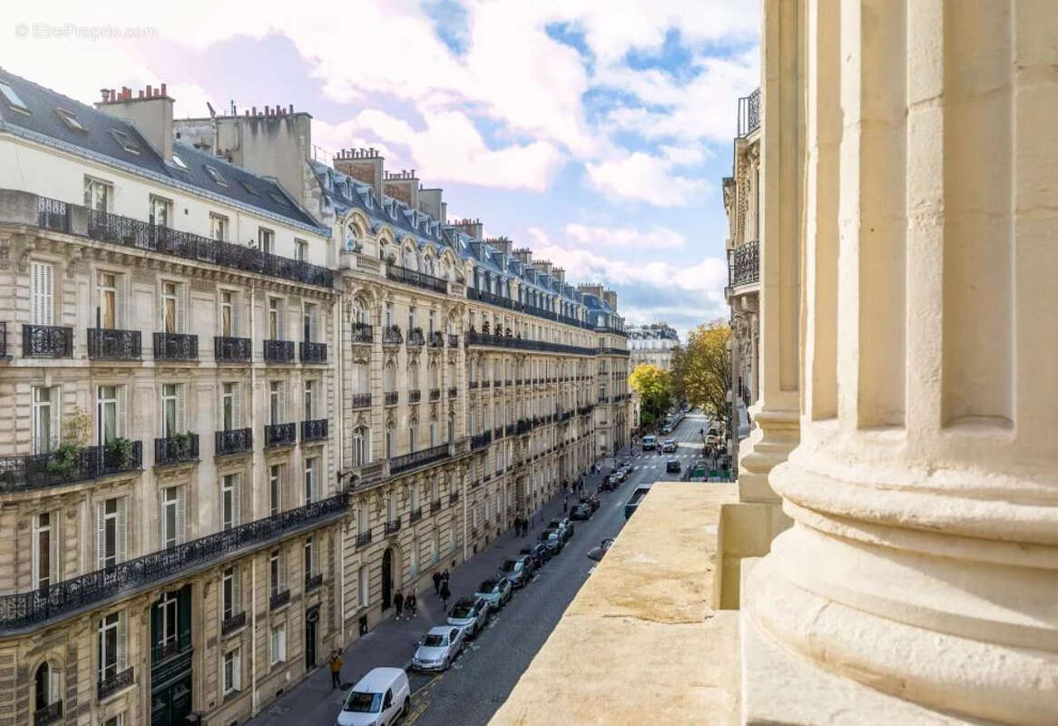 Appartement à PARIS-16E