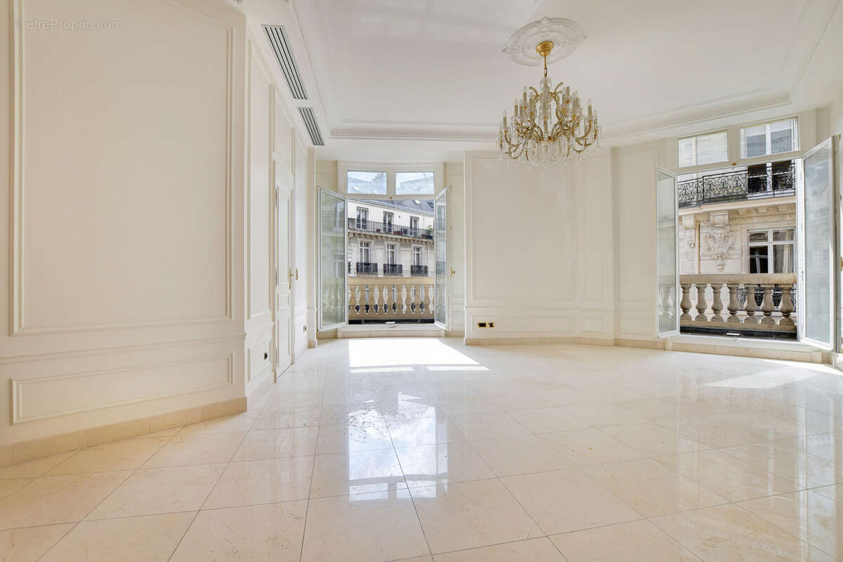 Appartement à PARIS-16E