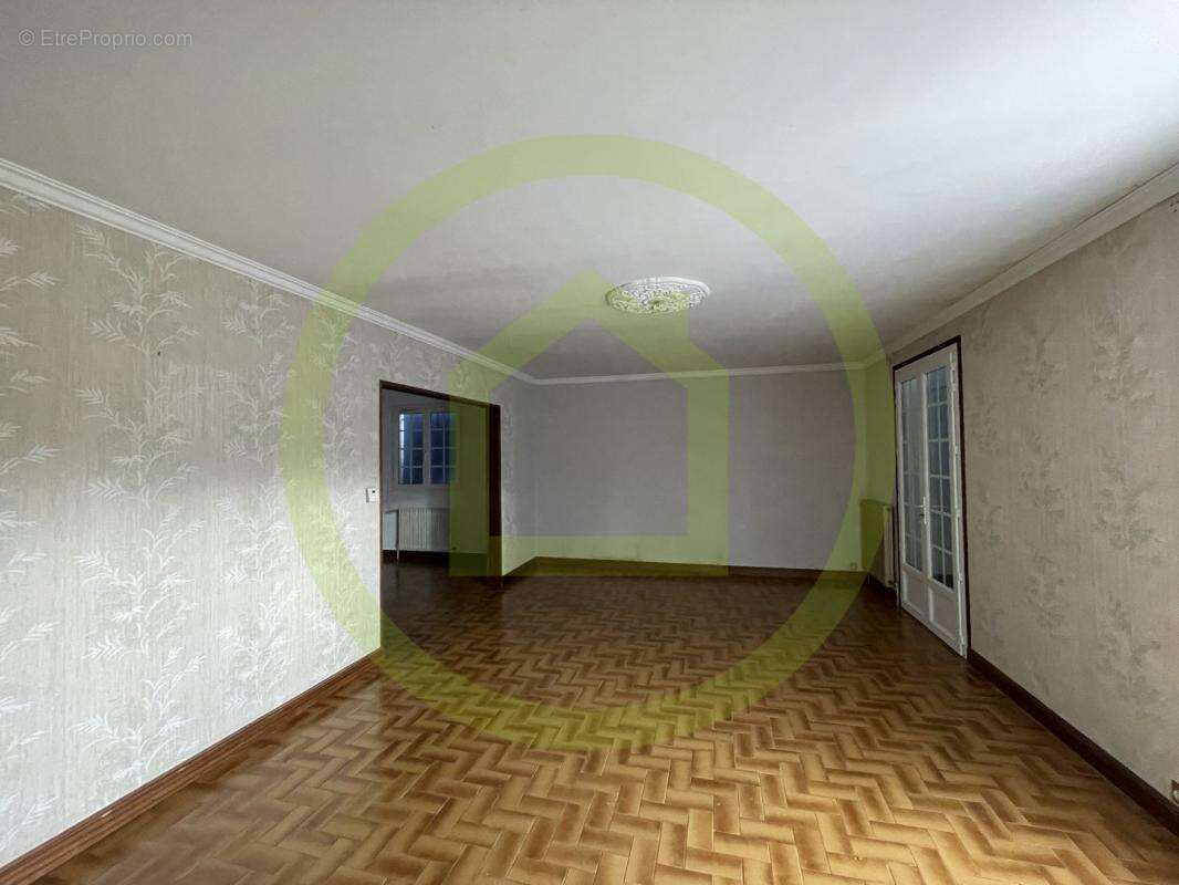 Maison à ROULLET-SAINT-ESTEPHE