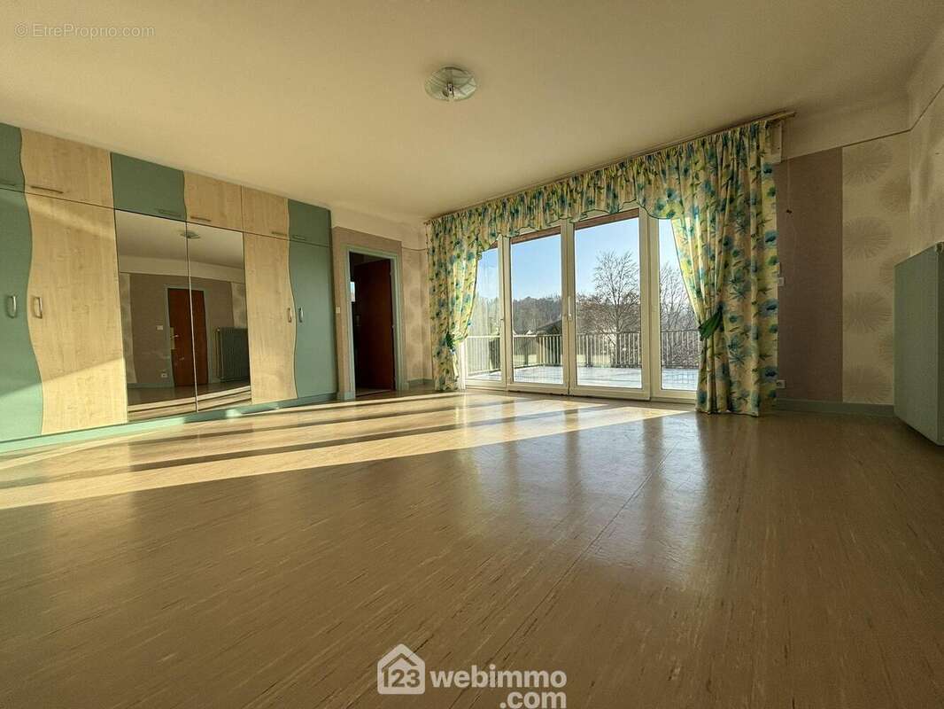 Chambre étage avec terrasse - Maison à DIEUE-SUR-MEUSE