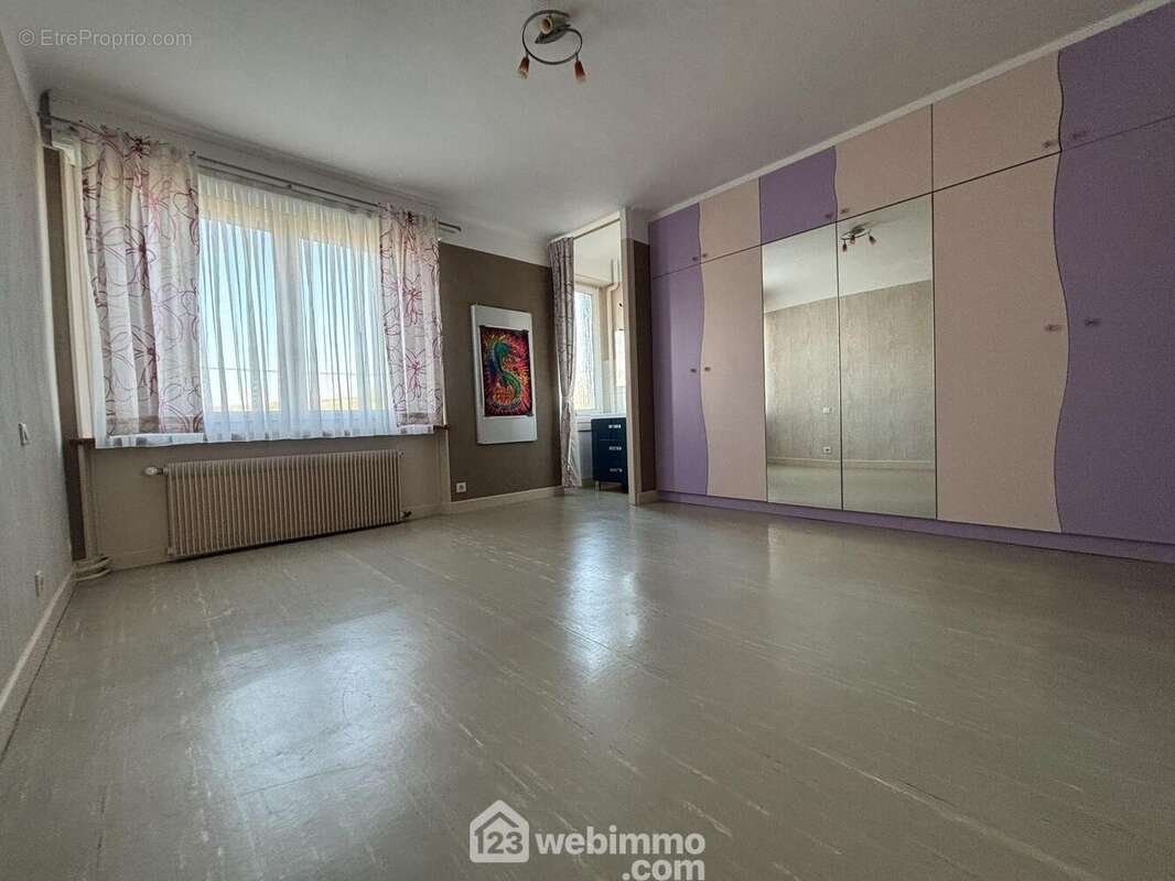 Chambre étage - Maison à DIEUE-SUR-MEUSE