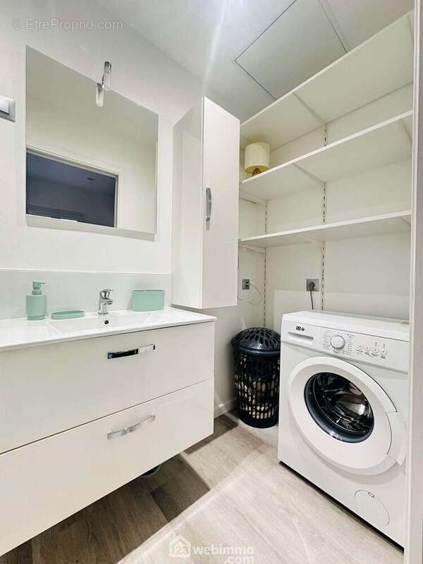 Des rangements et les branchements machine à laver - Appartement à LAON