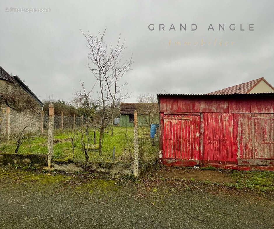Terrain à GESNES-LE-GANDELIN