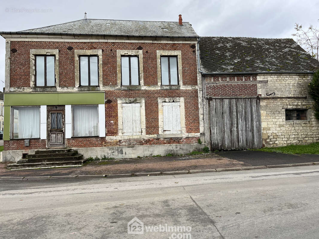 Maison de campagne à rénover entièrement d'une superficie de 155 m² - Maison à CHAOURSE