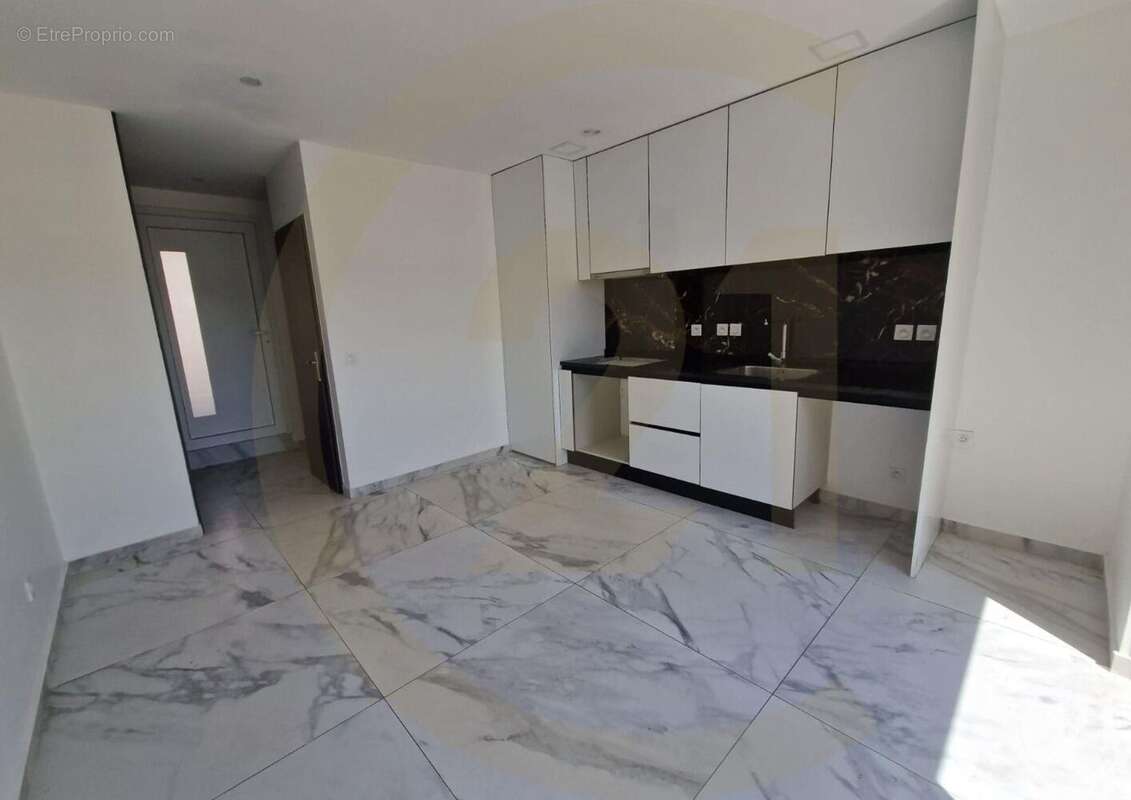 Maison à LA CHAPELLE-DE-LA-TOUR