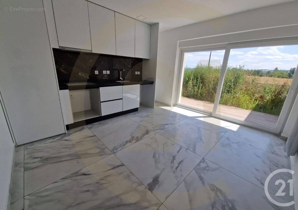 Maison à LA CHAPELLE-DE-LA-TOUR