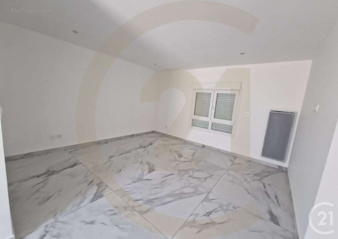 Maison à LA CHAPELLE-DE-LA-TOUR