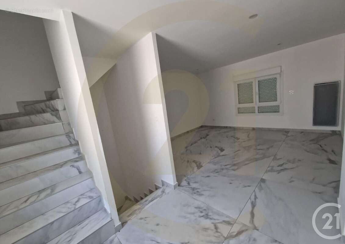 Maison à LA CHAPELLE-DE-LA-TOUR