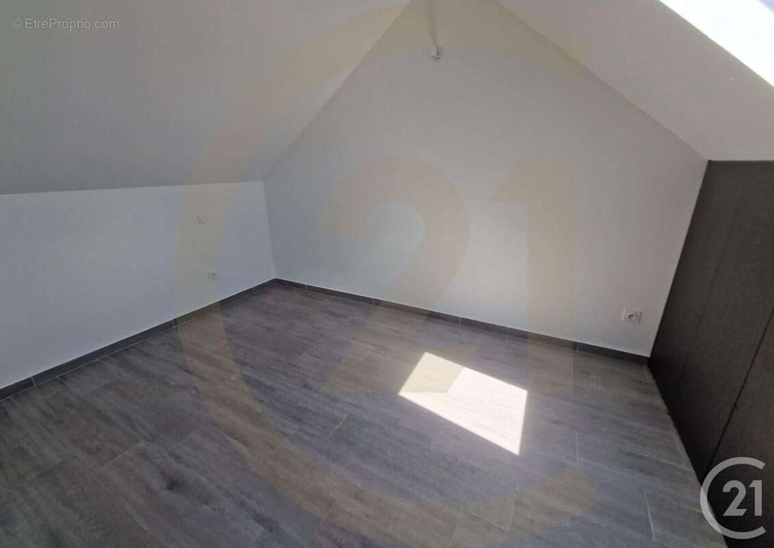 Maison à LA CHAPELLE-DE-LA-TOUR