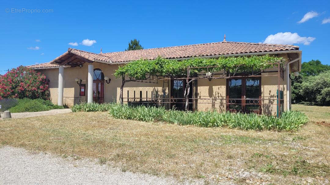 Commerce à SERIGNAN-DU-COMTAT