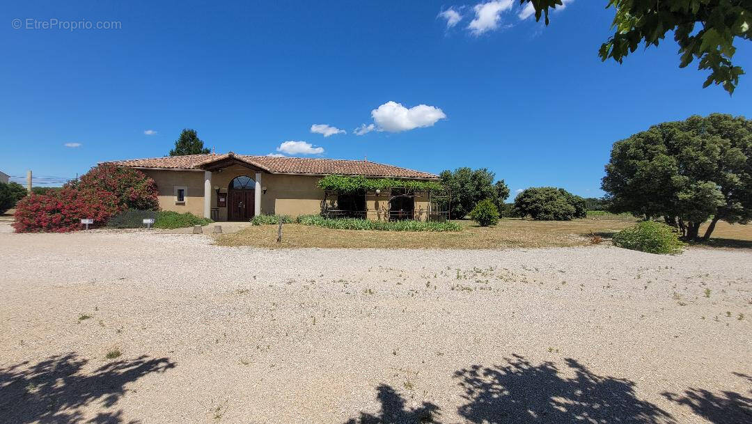 Commerce à SERIGNAN-DU-COMTAT