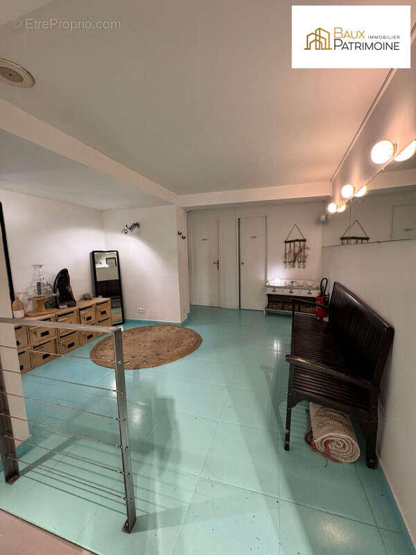 Hall avec accès toilettes - Commerce à PARIS-1E