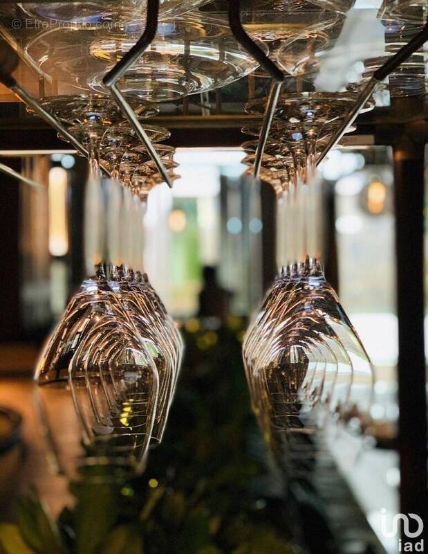 Photo 1 - Commerce à SURESNES