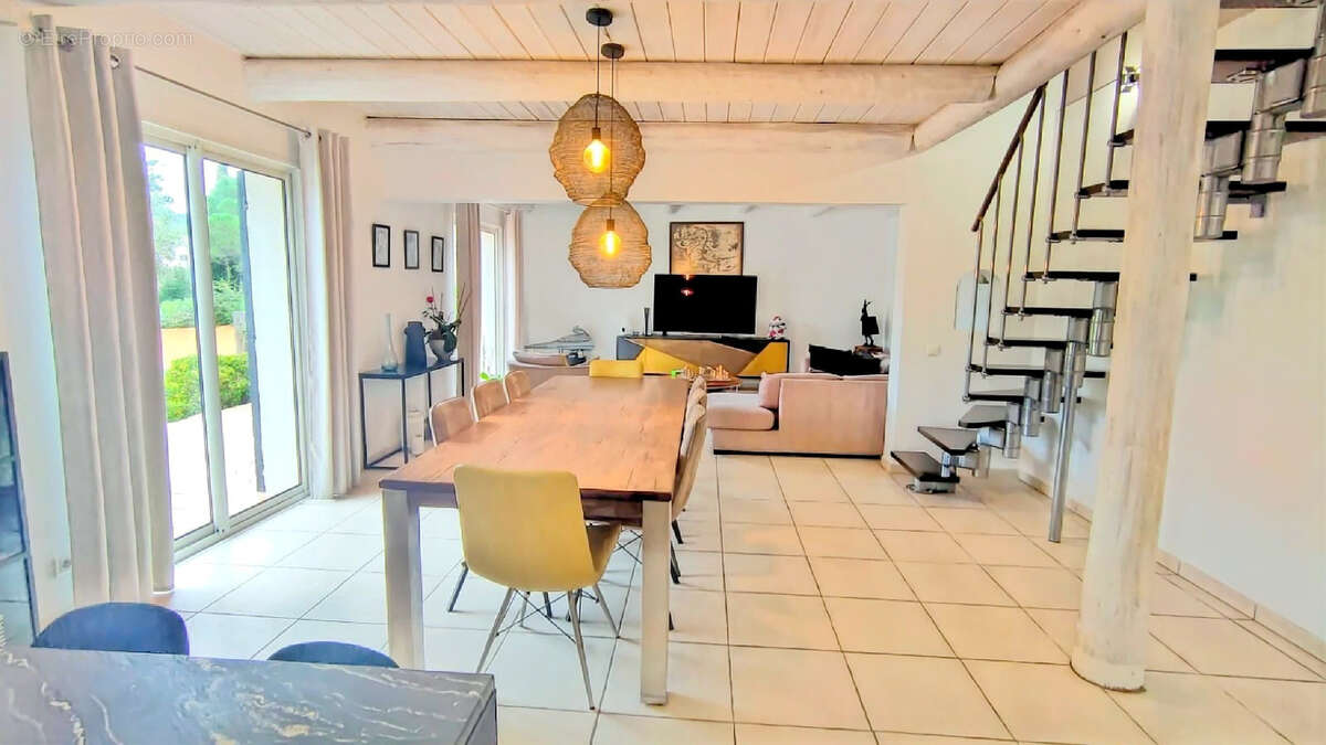 Maison à BAGNOLS-EN-FORET