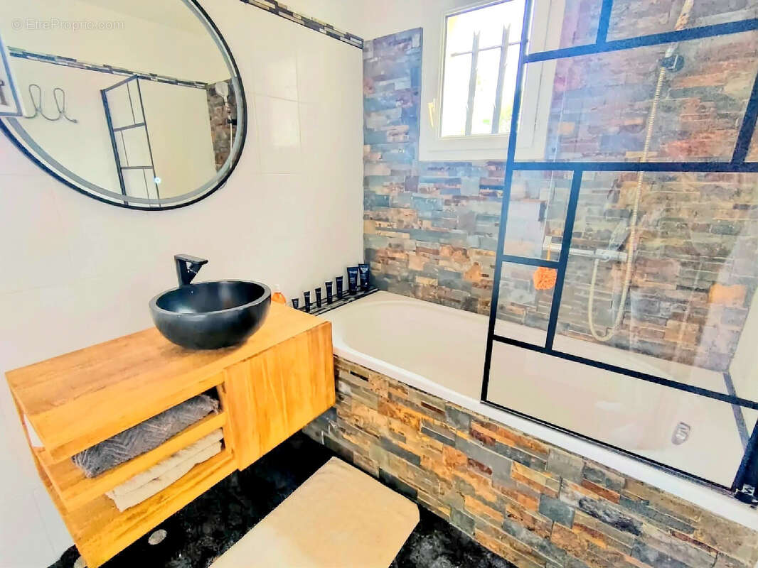 Maison à BAGNOLS-EN-FORET