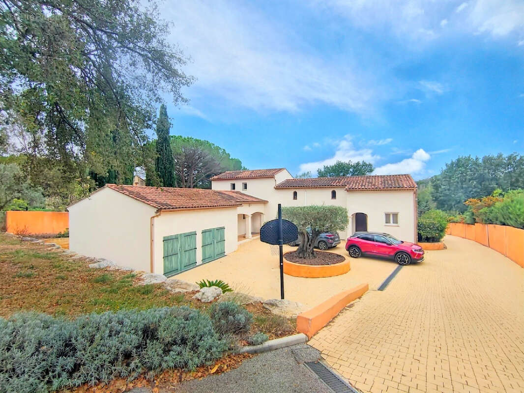 Maison à BAGNOLS-EN-FORET