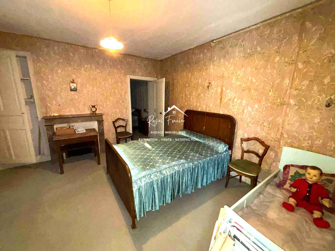 Chambre 1er étage (avec bureau ou dressing) - Maison à LA CELLE-SAINT-AVANT