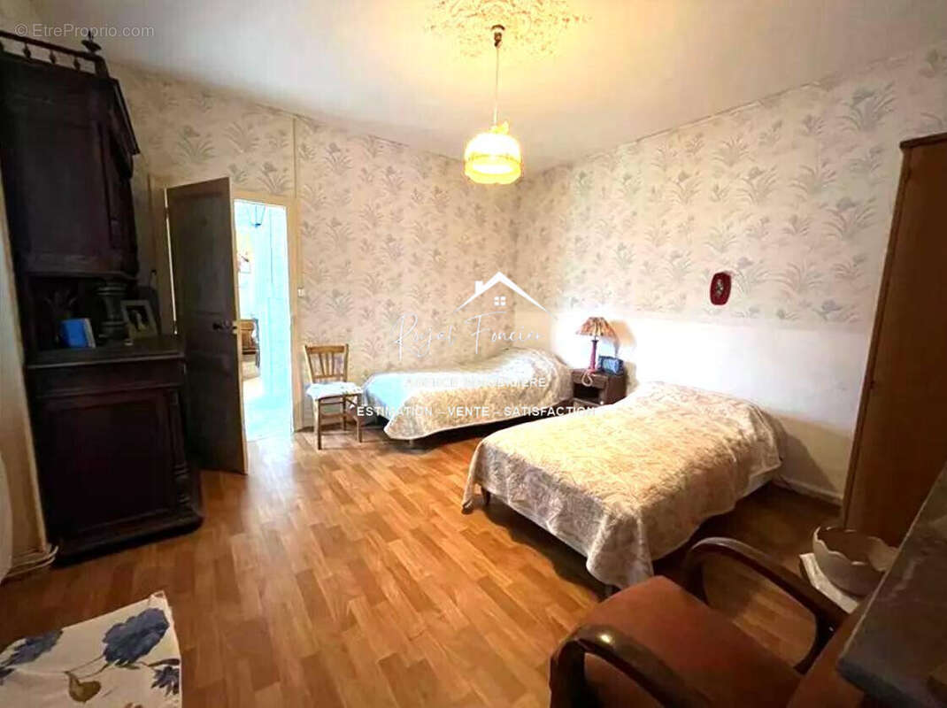 Chbr 1 au rez de chaussée 16 M2  - Maison à LA CELLE-SAINT-AVANT