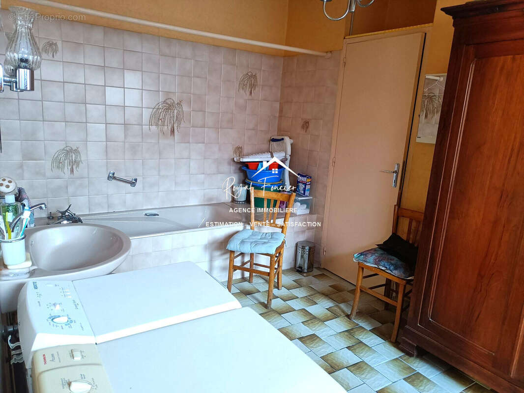 Salle de bains (rez de chaussée) - Maison à LA CELLE-SAINT-AVANT