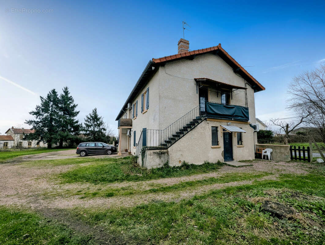 Appartement à SAINT-GERMAIN-LESPINASSE