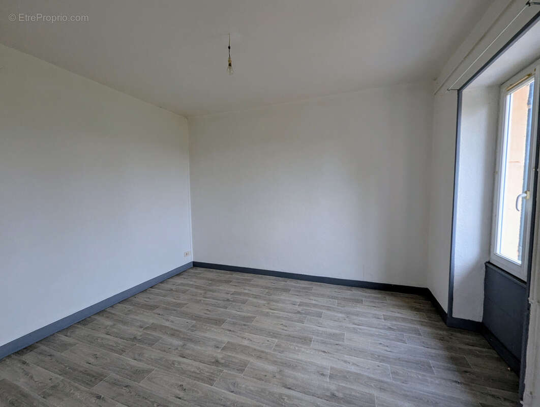 Appartement à SAINT-GERMAIN-LESPINASSE