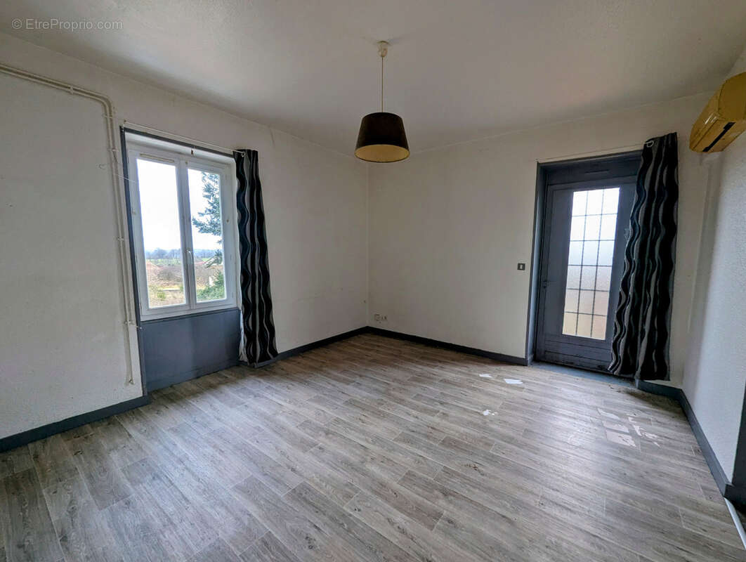 Appartement à SAINT-GERMAIN-LESPINASSE